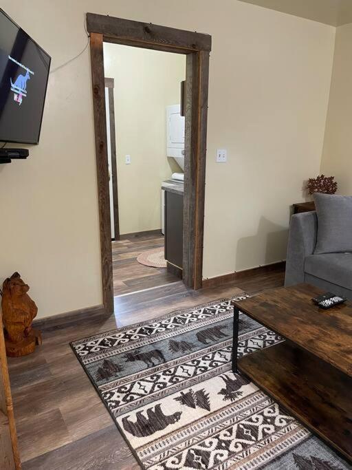 Parkway Yellowstone Guest House Apartment #3 Gardiner Bagian luar foto